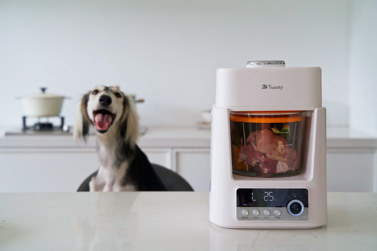 食材を入れたTuanty本体と愛犬のいるキッチン